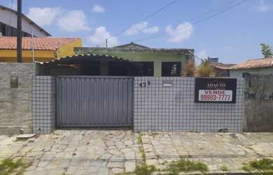 Imagem: A casa possui 4 Dormitórios, 2 Banheiros, 2 Vagas na garagem