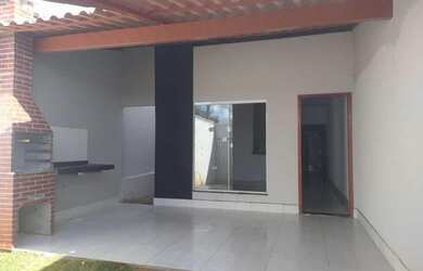 Imagem: A casa possui 2 Dormitórios, 2 Banheiros, 2 Vagas na garagem