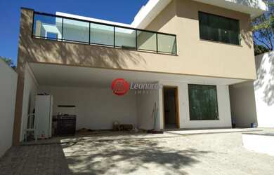 Imagem: A casa possui 3 Dormitórios, 2 Banheiros, 4 Vagas na garagem