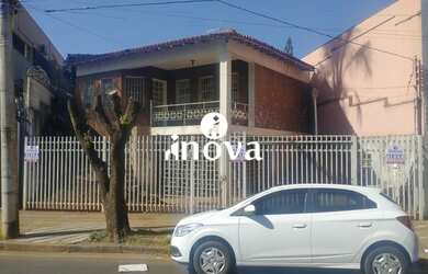 Imagem: A casa possui 4 Dormitórios, 1 Banheiro, 2 Vagas na garagem