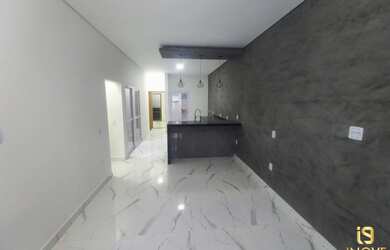 Imagem: A casa possui 3 Dormitórios, 2 Banheiros, 2 Vagas na garagem