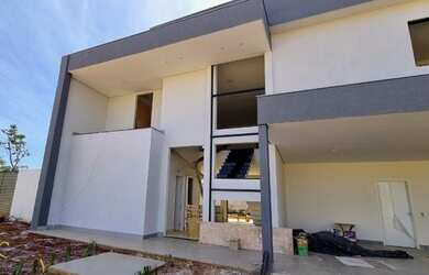 Imagem: A casa em condomínio possui 4 Dormitórios, 2 Banheiros, 4