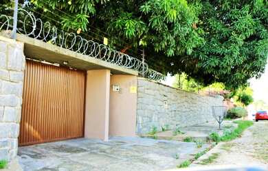 Imagem: A casa possui 4 Dormitórios, 5 Banheiros, 5 Vagas na garagem