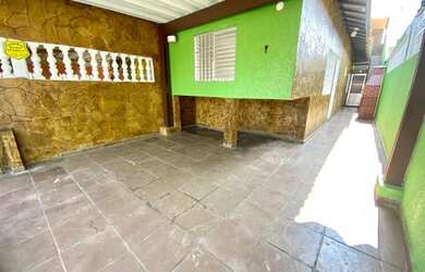 Imagem: A casa possui 2 Dormitórios, 3 Banheiros, 2 Vagas na garagem