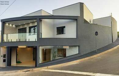 Imagem: A casa possui 3 Dormitórios, 1 Banheiro, 2 Vagas na garagem