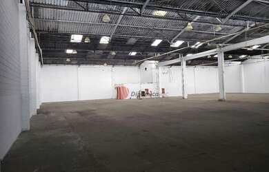 Imagem: O depósito possui 5 Vagas na garagem, 1.700m² de Área e