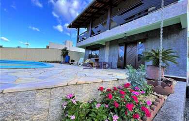 Imagem: A casa possui 4 Dormitórios, 3 Banheiros, 4 Vagas na garagem