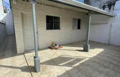 Imagem: A casa possui 2 Dormitórios, 1 Banheiro, 1 Vaga na garagem