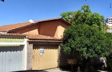 Imagem: A casa possui 4 Dormitórios, 3 Banheiros, 5 Vagas na garagem