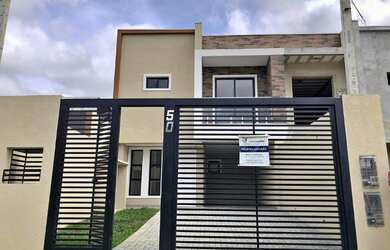 Imagem: A casa possui 3 Dormitórios, 3 Banheiros, 2 Vagas na garagem