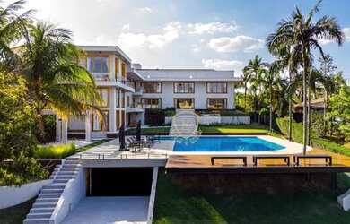 Imagem: A casa em condomínio possui 5 Dormitórios, 5 Banheiros, 5