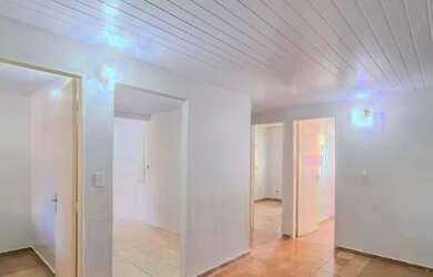 Imagem: A casa possui 3 Dormitórios, 1 Vaga na garagem e está localizado