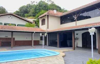 Imagem: A casa possui 2 Dormitórios, 4 Banheiros, 5 Vagas na garagem