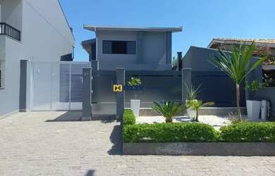 Imagem: A casa possui 4 Dormitórios, 4 Banheiros, 4 Vagas na garagem