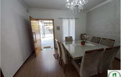 Imagem: A casa possui 3 Dormitórios, 2 Banheiros, 3 Vagas na garagem