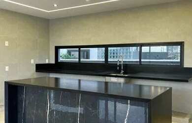 Imagem 8: Casa de condomínio para venda possui 357 metros quadrados com 5 quartos