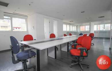 Imagem: O depósito possui 4 Vagas na garagem e 200m² de Área e está