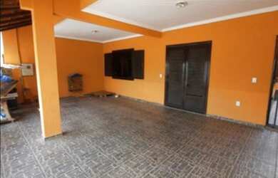 Imagem: A casa possui 3 Dormitórios, 2 Banheiros, 2 Vagas na garagem