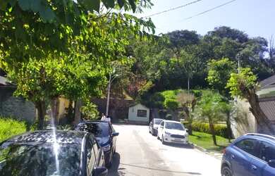 Imagem 5: maravilhoso terreno em rua fechada, com lindas casas na vizinhança