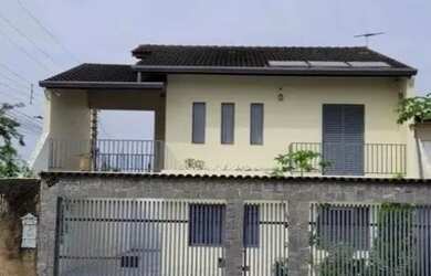 Imagem: A casa possui 3 Dormitórios, 2 Banheiros, 3 Vagas na garagem