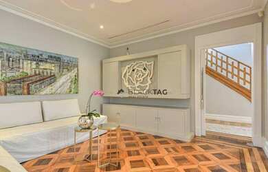 Imagem: A casa possui 4 Dormitórios, 5 Banheiros, 4 Vagas na garagem