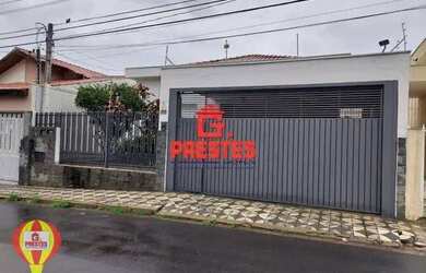 Imagem: A casa possui 3 Dormitórios, 1 Banheiro, 2 Vagas na garagem