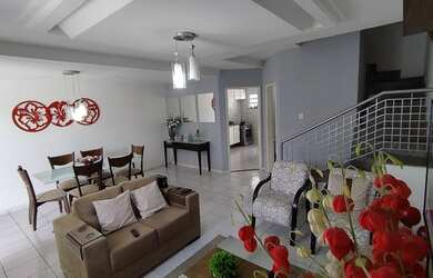 Imagem: A casa possui 3 Dormitórios, 3 Banheiros, 2 Vagas na garagem