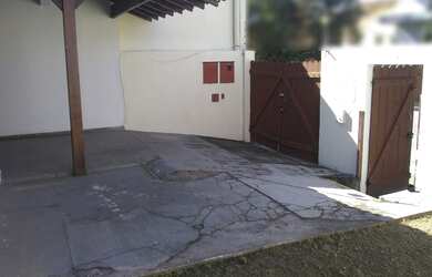 Imagem: A casa possui 3 Dormitórios, 2 Banheiros, 1 Vaga na garagem