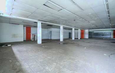 Imagem: O depósito possui 5 Vagas na garagem e 1148m² de Área e está