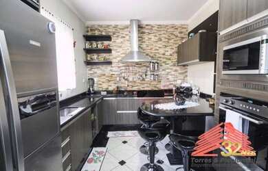 Imagem: A casa possui 3 Dormitórios, 5 Banheiros, 5 Vagas na garagem