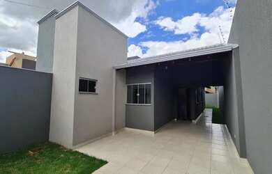 Imagem: A casa possui 3 Dormitórios, 2 Banheiros, 2 Vagas na garagem