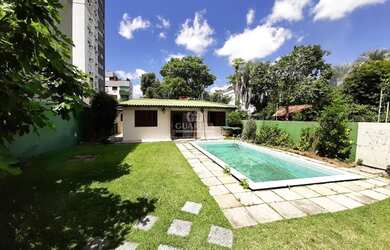 Imagem 1: Casa no bairro Petrópolis. Terreno de 11 metros de frente por 47 metros...