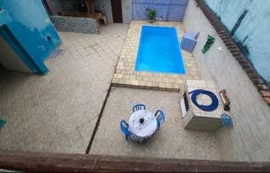 Imagem: A casa possui 3 Dormitórios, 3 Banheiros, 2 Vagas na garagem