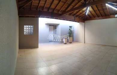 Imagem: A casa possui 3 Dormitórios, 2 Banheiros, 2 Vagas na garagem