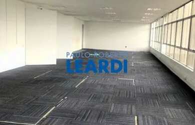 Imagem: O depósito possui 1 Vaga na garagem, 81m² de Área e está