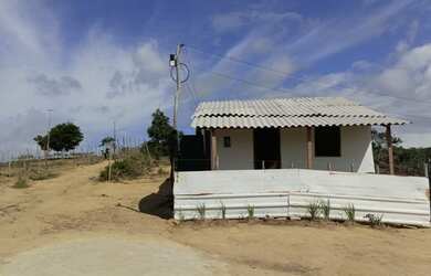 Imagem: A casa possui 2 Dormitórios, 1 Banheiro, 2 Vagas na garagem