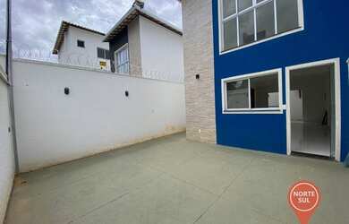 Imagem: A casa possui 2 Dormitórios, 1 Banheiro, 2 Vagas na garagem