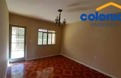 Imagem: A casa possui 2 Dormitórios, 1 Banheiro, 2 Vagas na garagem