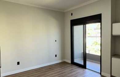 Imagem: A casa em condomínio possui 5 Dormitórios, 3 Banheiros, 2