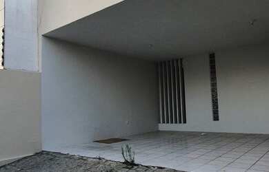 Imagem: A casa possui 3 Dormitórios, 3 Banheiros, 3 Vagas na garagem