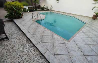 Imagem: A casa possui 4 Dormitórios, 2 Banheiros, 2 Vagas na garagem