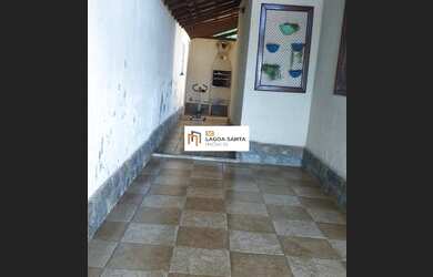 Imagem: A casa e possui 3 Dormitórios, Suítes, 1 Banheiro, 3 Vagas