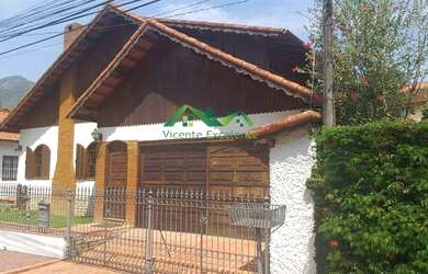 Imagem: A casa possui 4 Dormitórios, 5 Banheiros, 2 Vagas na garagem