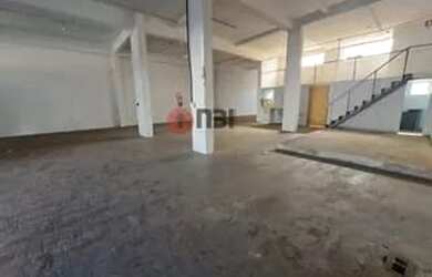 Imagem: O depósito possui 3 Vagas na garagem, 180m² de Área e está