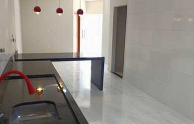 Imagem: A casa possui 3 Dormitórios, 2 Banheiros, 2 Vagas na garagem