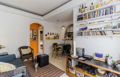 Imagem: O apartamento possui 2 Dormitórios, 1 Banheiro, 1 Vaga na garagem