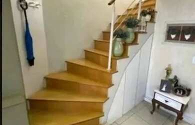 Imagem: A casa possui 2 Dormitórios, 1 Banheiro, 2 Vagas na garagem