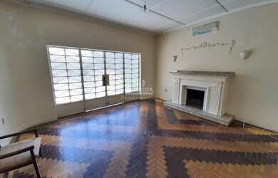 Imagem 5: Casa no bairro Petrópolis. Terreno de 11 metros de frente por 47 metros...