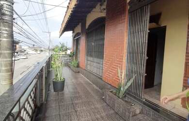 Imagem: A casa possui 4 Dormitórios, 5 Banheiros, 200m² de Área e