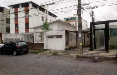 Imagem: A casa possui 3 Dormitórios, 1 Banheiro, 3 Vagas na garagem